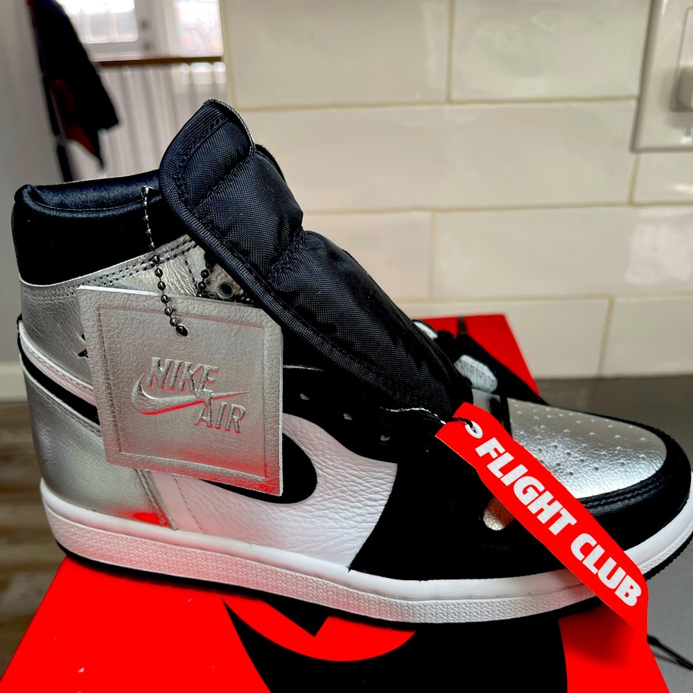 Womens Nike Air Jordan 1 High
Black Metalic Silver